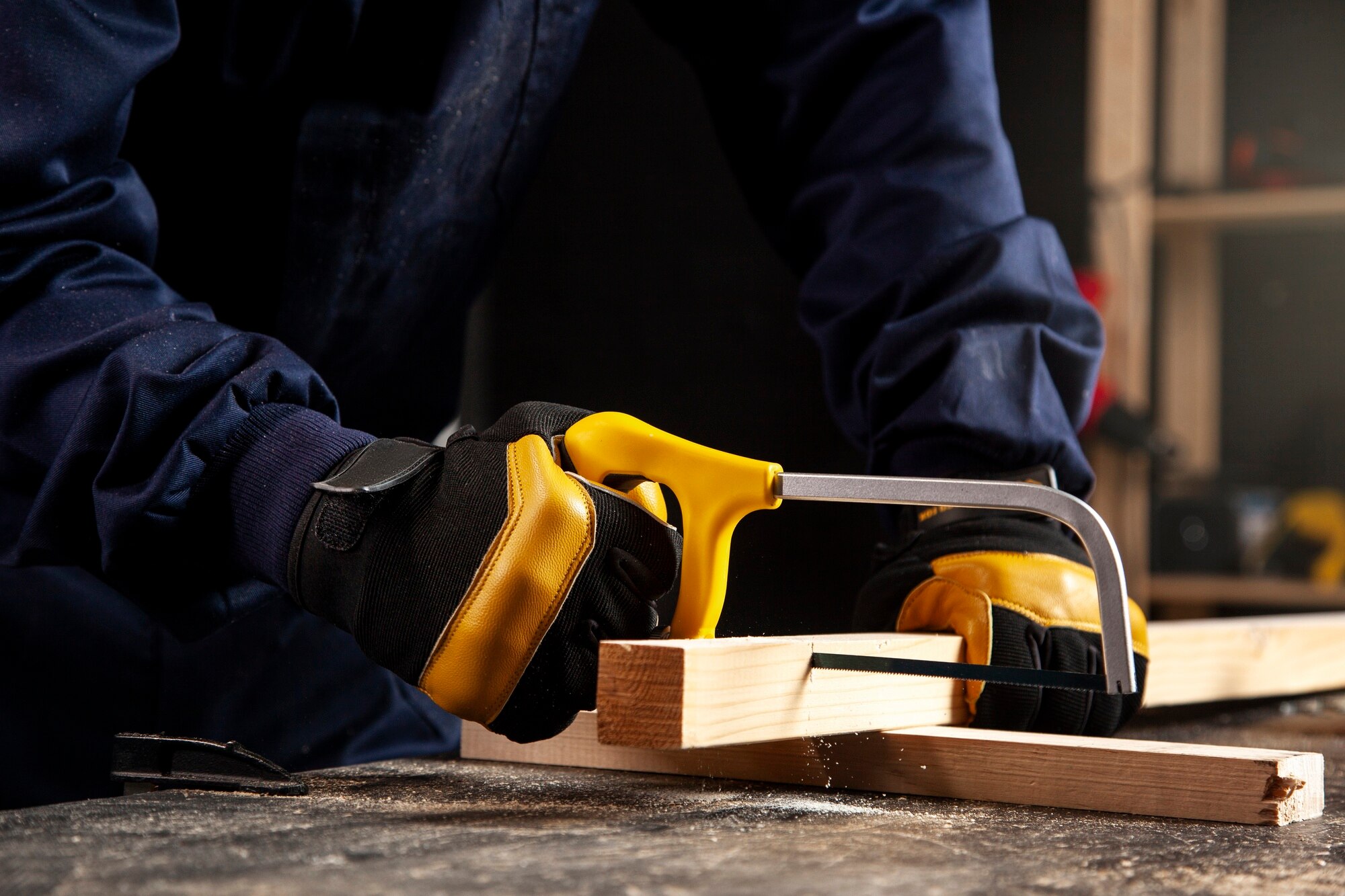 trabajador que usa vista lateral sierra 23 2149916308